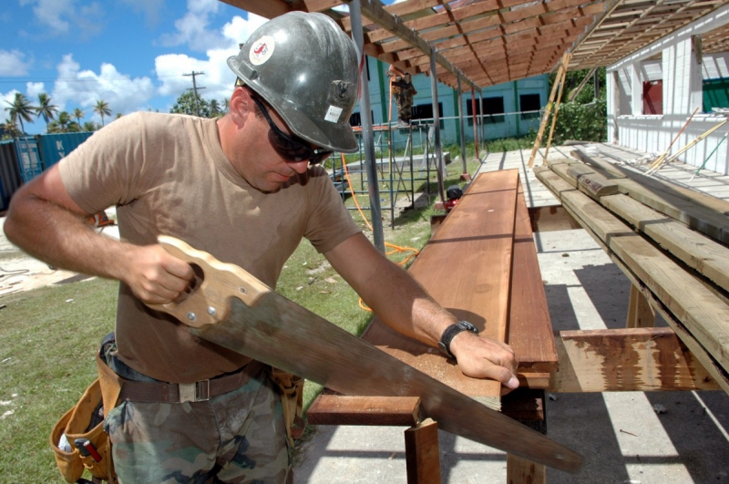 menuisier-PLAN D AUPS STE BAUME-min_worker_construction_building_carpenter_male_job_build_helmet-893290